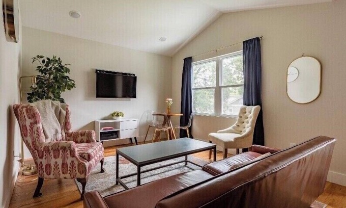 Talbot's Corner Casa | The Studio at Cleveland Park 2 bedroom 2 bathroom Near Lower Broadway