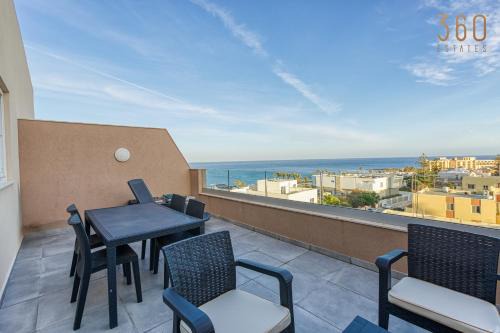 Marsaskala Apartamento | The Suite Stay - Just off the Promenade & Beach !