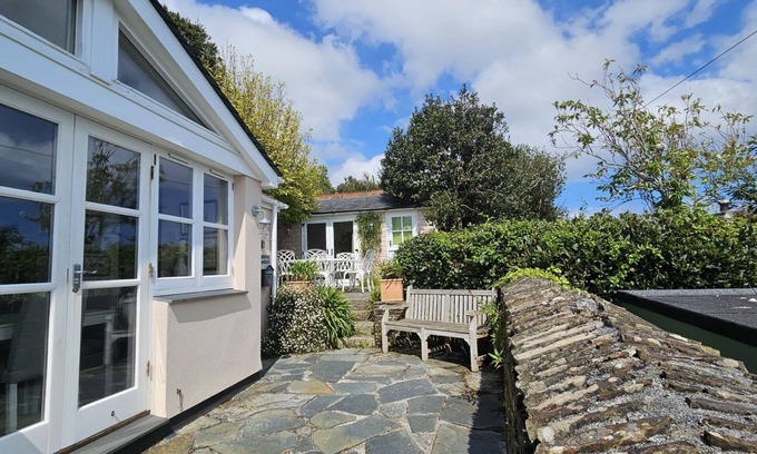 St. Mawes Cabaña | The Summer House - a cottage that sleeps 6 guests in 3 bedrooms