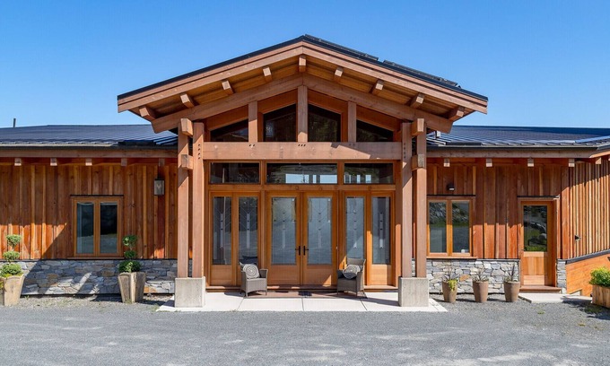 Malahat Apartamento | The Summit Room suite – Breathtaking Fjord View at the Summit House.