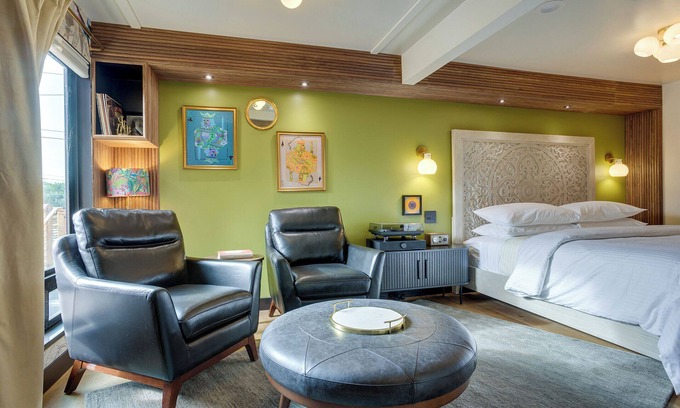 Newport Hotel | The Sun King @ The Louie Boutique Motel, Walk to Everything! Dog Friendly!