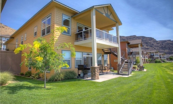 Quincy Casa | The Sun, The River, & Wine country only 2.5 hours from Seattle or Spokane