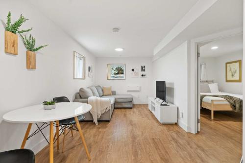 Sunnyside Casa | The Sunday Charming Private Suite in Calgary