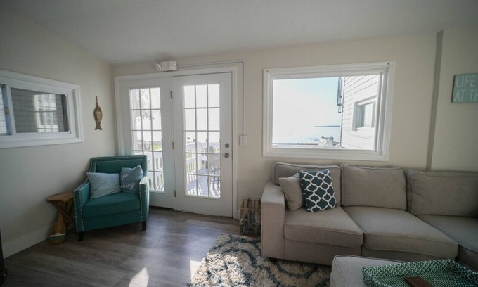 Sylvan Beach Condominio | "The Sunset Sail" - Condo #1 - Oneida Lake House Internal name: Condo 1 - Sleeps 6