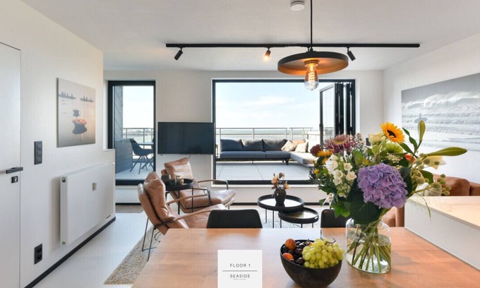 Heist Apartamento | The Surf Floor, amazing big sea-view terrace with outdoor shower