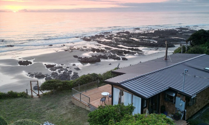 Yachats Casa | The Surf House w/ private beach access & hot tub!