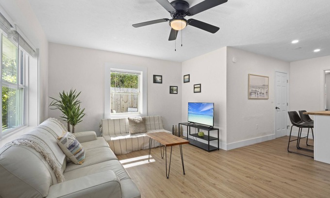 River District Apartamento | The Surf Suite | Dog | Near AMI | Near IMG | Patio | TV