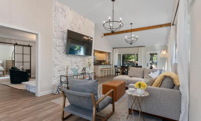 Enchanted Oaks Casa | The Susser Estate with Guest Cottage 20 Guests
