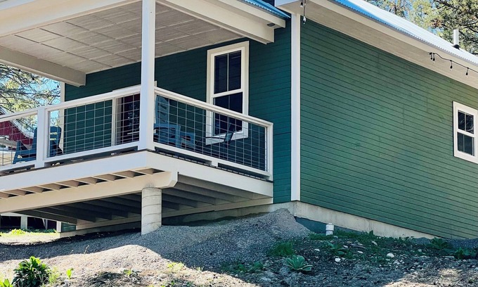 Lakeside Apartamento | The Swan at Elk Ridge Village cabin 201A with views of Flathead Lake.