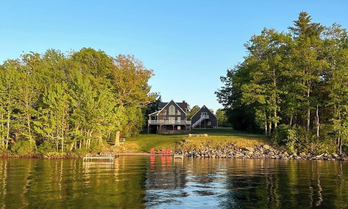 Belfast Chalet De Esquí | The Swan Lake House-Lakefront home with private beach