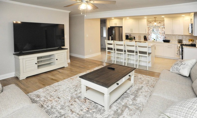 Portage Casa | The Swan- The best place to stay in Portage Beautiful 4-Bed 2-Bath House