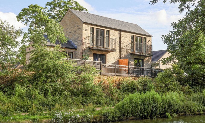 Eshton Cabaña | THE SWANS NEST LOCK VIEW, pet friendly, with hot tub in Gargrave