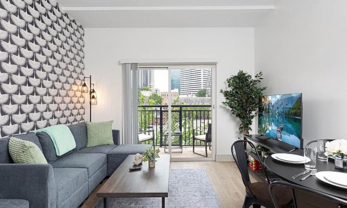 Charlotte Center City Apartamento | The Tar Heel - Stylish 4BR with City Views - Free Parking - Gym - Pet-Friendly