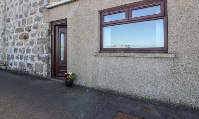 Rosehearty Casa | THE TARDIS, pet friendly, country holiday cottage in Rosehearty