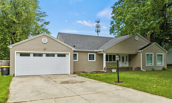 Fort Wayne Casa | The "Team House", large home near SportOne Sleeps 26+