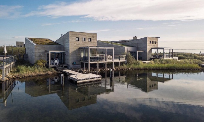 Ouddorp Casa | The terraces of a 4-person Villa Super VIP are located directly by the water, with access to a private swimming pier, jacuzzi and Infrared sauna.