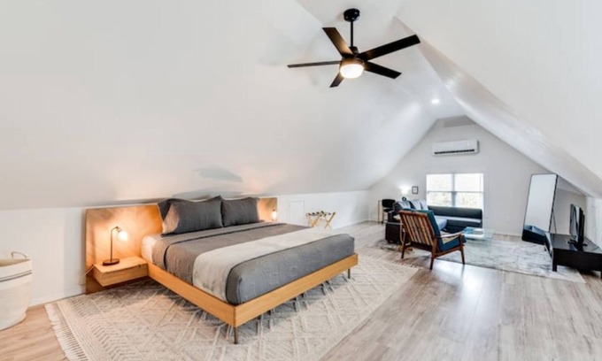 Washington Heights Apartamento | The Third Floor A-Frame with King Bed