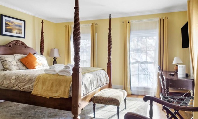 Boothbay Harbor Hotel | The Thistle Inn