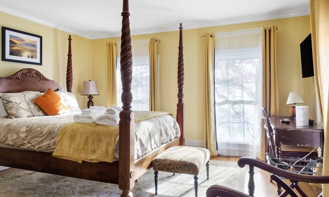 Boothbay Harbor Hotel | The Thistle Inn