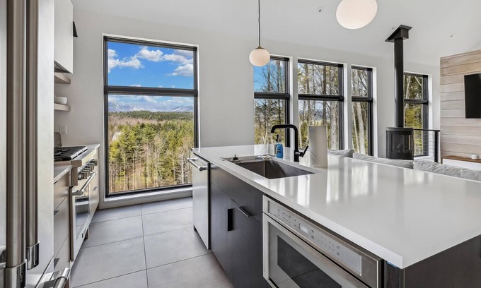 Stowe Hollow Casa | The Thomas at Eloise Lane - Cozy comfort with expansive vistas!