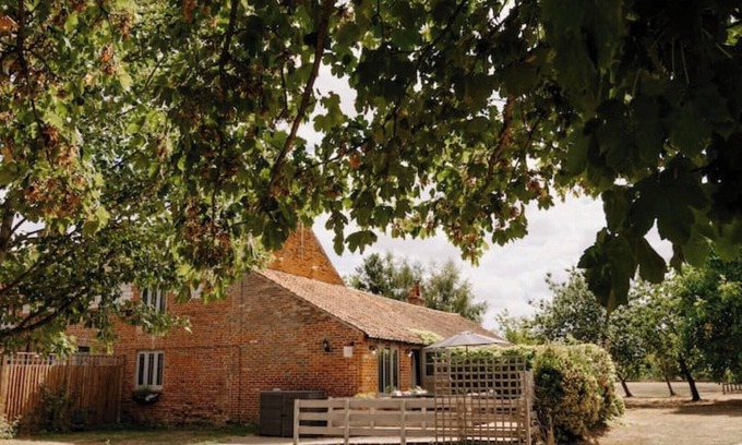 King's Lynn Cabaña | The Threshing Barn -relaxing Countryside spa Break