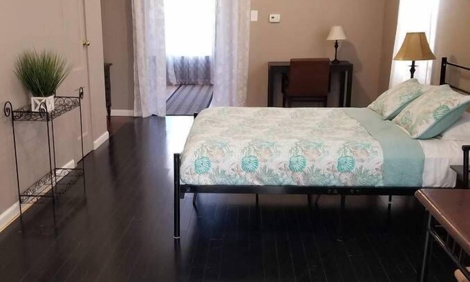 Near Eastside Apartamento | ☆The Tiger Suite❤Free parking lot parking☆