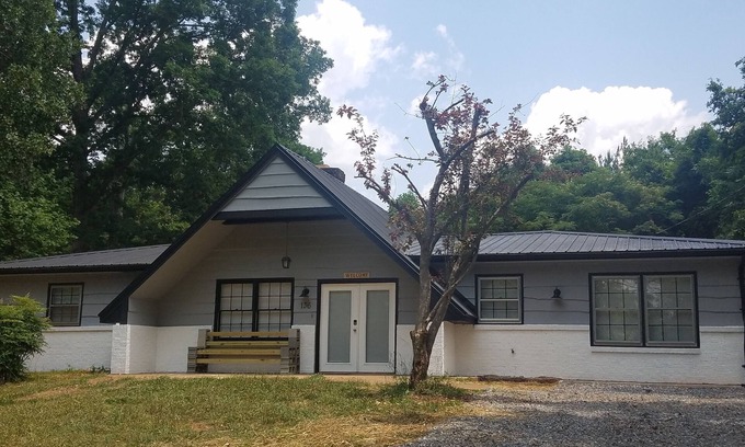 Forest City Casa | The Tin Roof- 4bd, 1. 5bth
