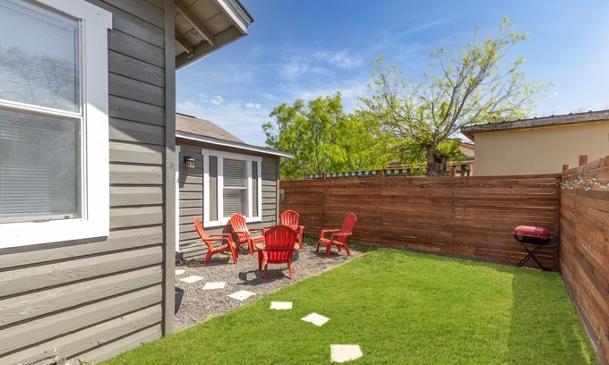 Near East Side Cabaña | The Tiny-Alamo, 1937-built Cottage near Alamodome