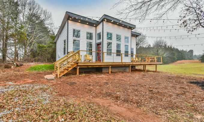 Reed Creek Casa | The Tiny Pickleball Mansion at Lake Hartwell