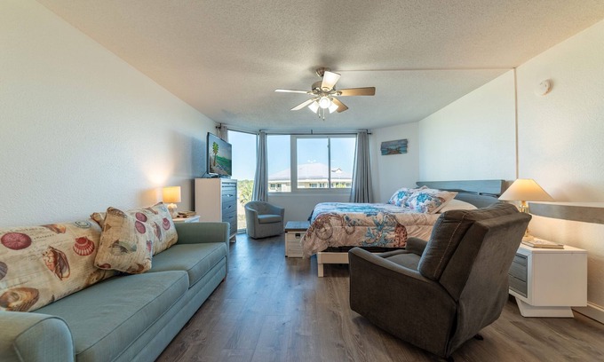 Thomas Drive Condominio | The Tip-Sea Turtle Panama City Beach, Beachfront Studio! Sleeps 4