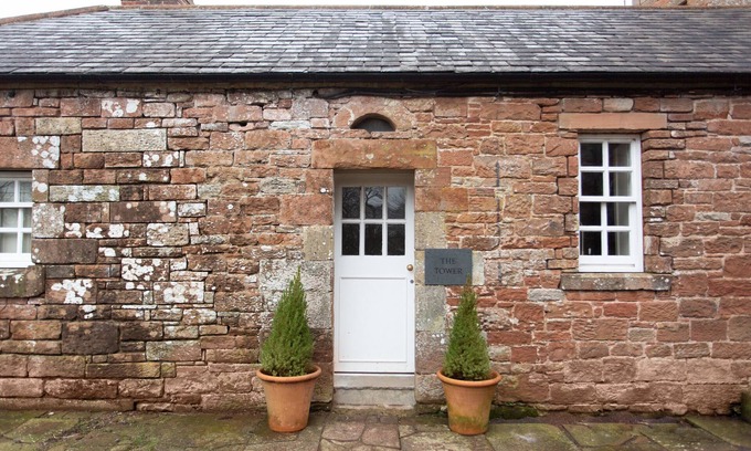 Kirklinton Cabaña | THE TOWER, character holiday cottage, with a garden in Longtown