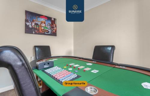 Dundee Apartamento | THE TOWNHOUSE, 4 Rooms Large Beds with TV's, Poker Table, Fully Equipped, Easy Ring-Road Access, Parking, WiFi, 5 MINS TO CITY CENTRE - Long Stays, INVOICE and REDUCED PRICE are only via SUNRISE SHORT LETS Dundee