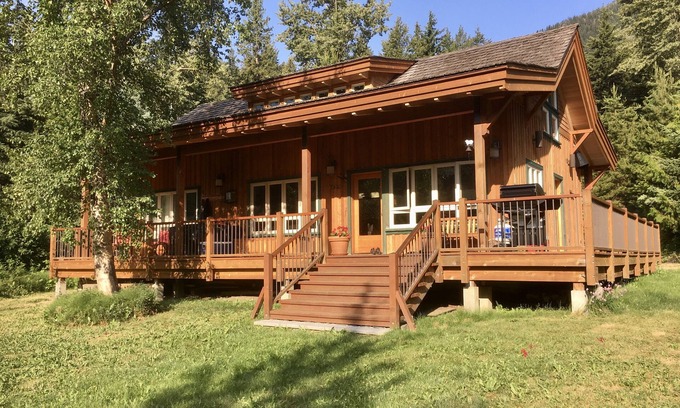 Gold Bridge Cabina | The Trailhead : Lakefront Cabin @ Tyaughton Lake