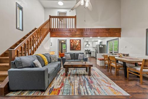 Albrightsville Casa | The Tranquil Trails by AvantStay Lake Access Deck Fireplace