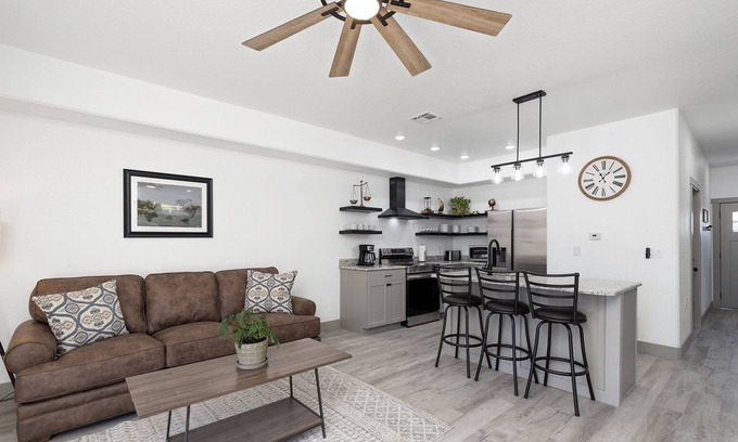 Stockton Casa | The Traveler at Lake Town Estates. Only 10 minutes from Stockton Lake!