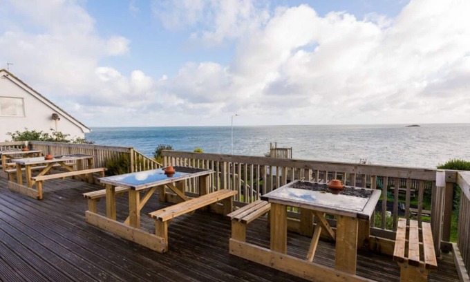Amlwch Hotel | The Trecastell Hotel