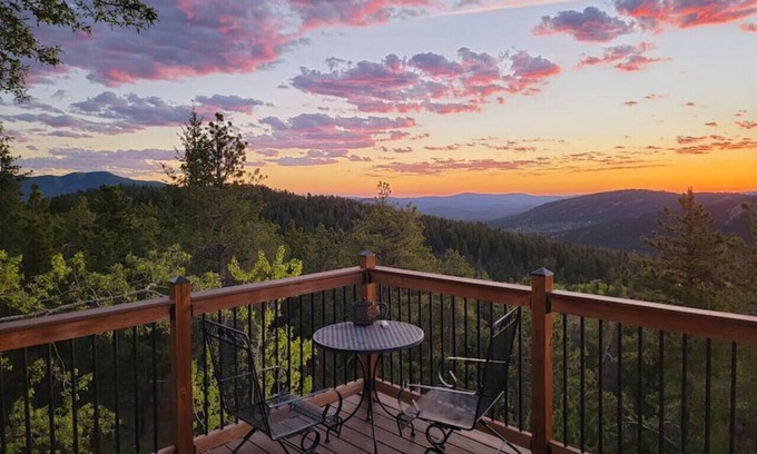 Evergreen Cabina | The Tree House - Cozy, mountain cabin