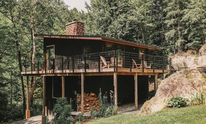 Waitsfield Casa | The Treehaus midcentury retreat + Mad River access