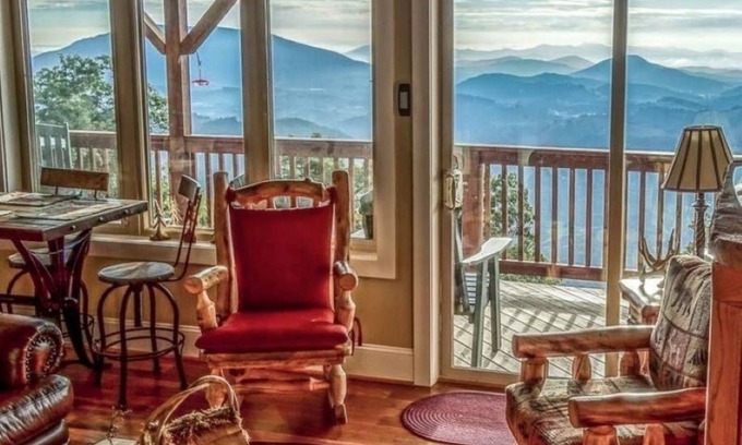West Jefferson Cabina | The Treetop Terrace, VIEWS, DECKS, SLEEPS 13