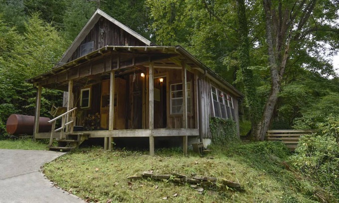Topton Cabina | The Tulip Poplar Cabin - Perfect for Two People
