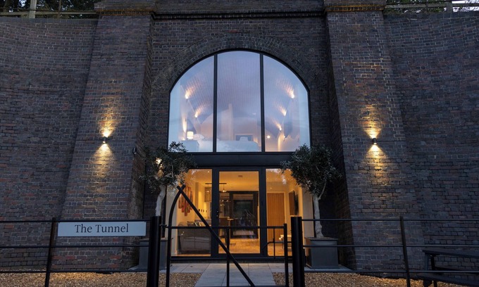 Middleton Cheney Cabaña | The Tunnel at Bridge Lake Farm and Fishery