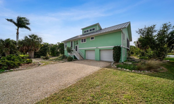 East Rocks Casa | The Turtle Nest: Charming & Timeless Island Pool Home in East Rocks