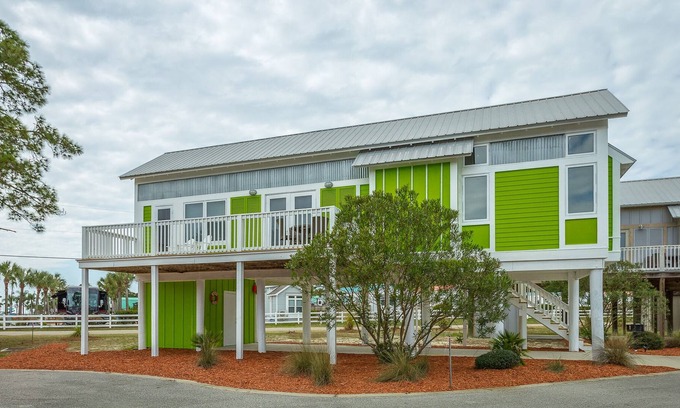 Carrabelle Cabaña | "The Turtle Shell" 1BR/1BA $175 per night, sleeps 4, across from the beach!