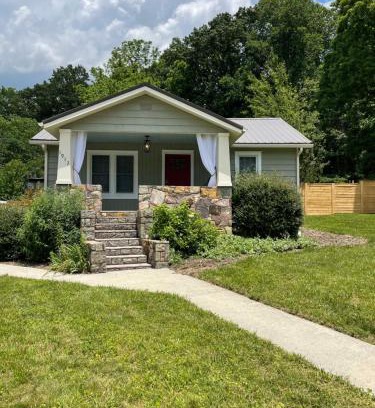 Hendersonville Casa | The Twisted Maple - Dogs Stay Free!
