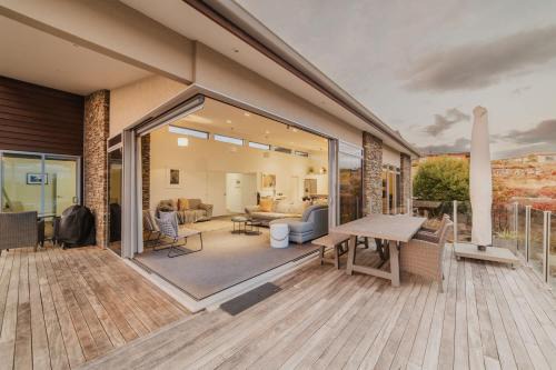 Lake Tekapo Casa | The Ultimate Tekapo Retreat Deck & Stunning Views