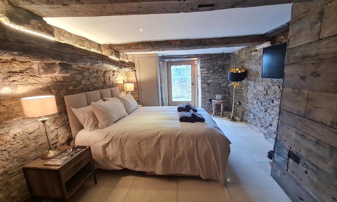 Frome Casa | The Undercoft luxury private studio at The Old Church House central Frome