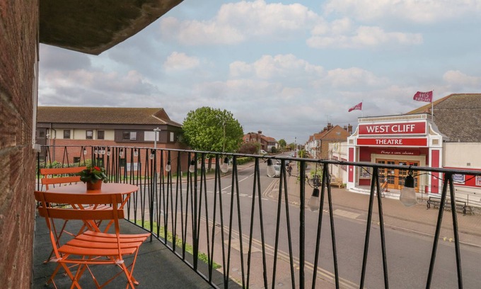 Clacton-on-Sea Cabaña | THE UPPER CIRCLE, pet friendly in Clacton-On-Sea