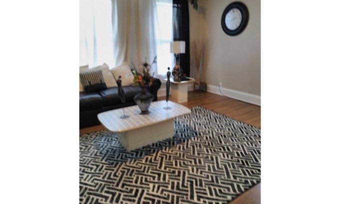 Elmwood Place Casa | The upstairs unit is a nice comfable place. Its stylish, spacious and relaxing