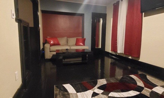 Garfield Heights Casa | The Urban experience