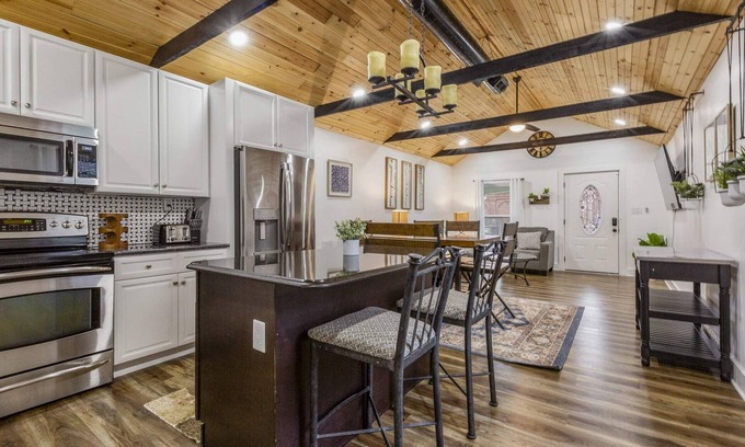 Jeffersonville Casa | 3 BR Downtown Sanctuary! Huge back yard